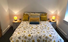 Marine Villa Hotel & Suites - Close To Beach, Train Station & Southend Airport
