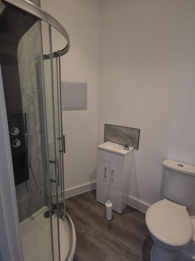 Marine Villa Hotel & Suites - Close To Beach, Train Station & Southend Airport Exterior photo
