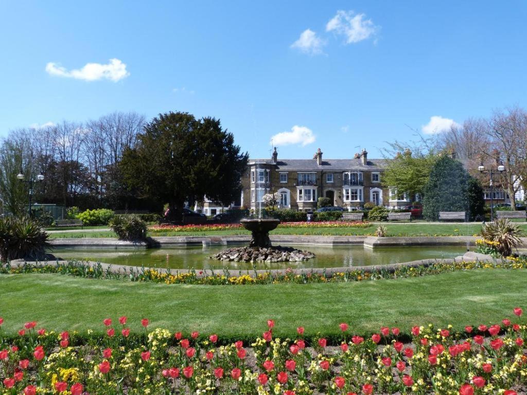 Marine Villa Hotel & Suites - Close To Beach, Train Station & Southend Airport Exterior photo
